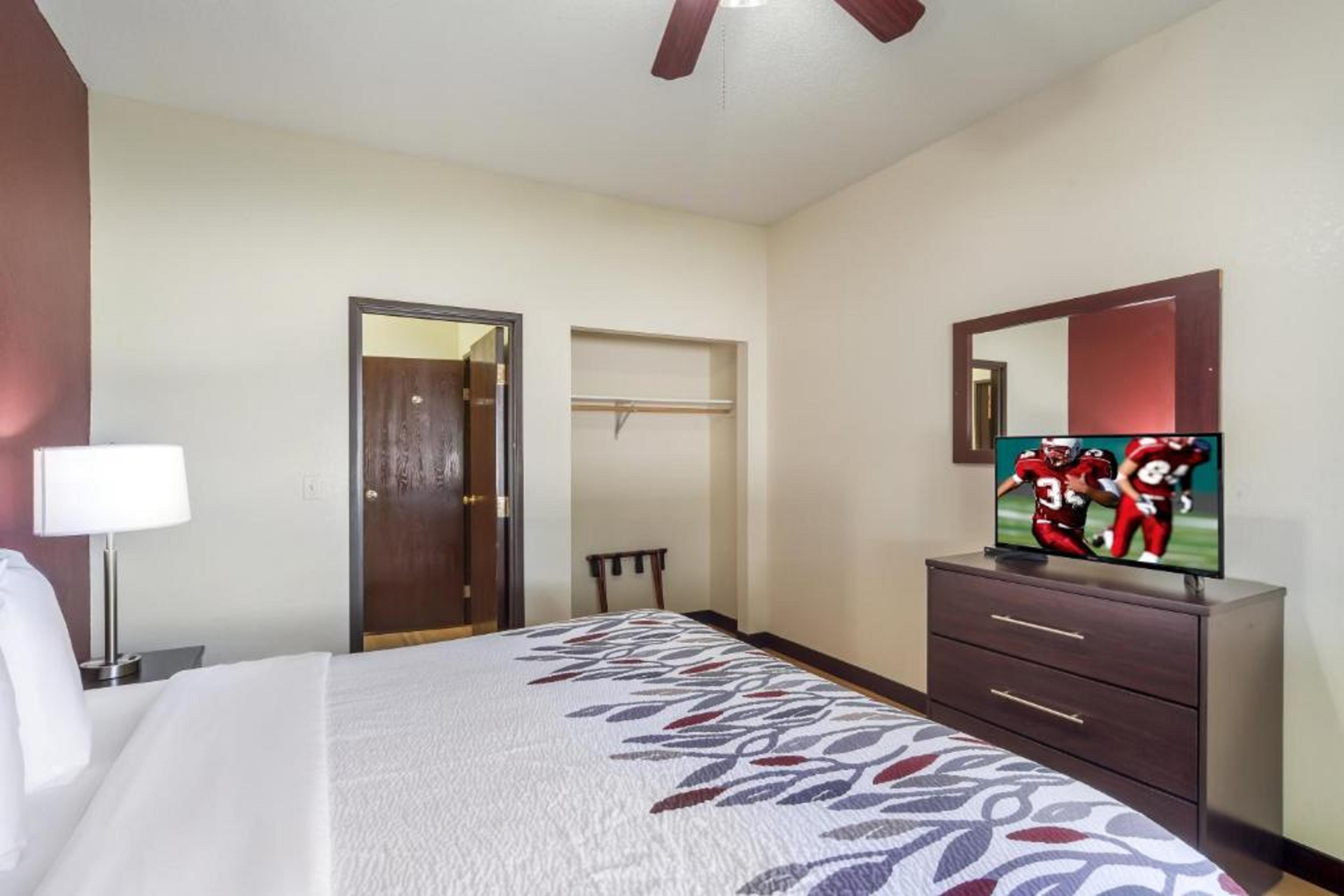 Red Roof Inn & Suites Omaha - קאונסיל בלאפס מראה חיצוני תמונה